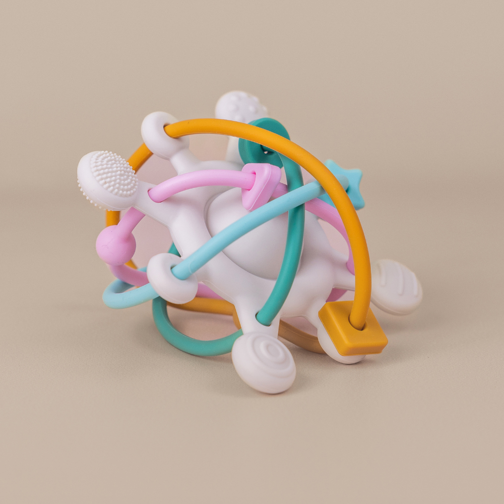 Rattle & Pull Baby Ball – Munchkin & Bear